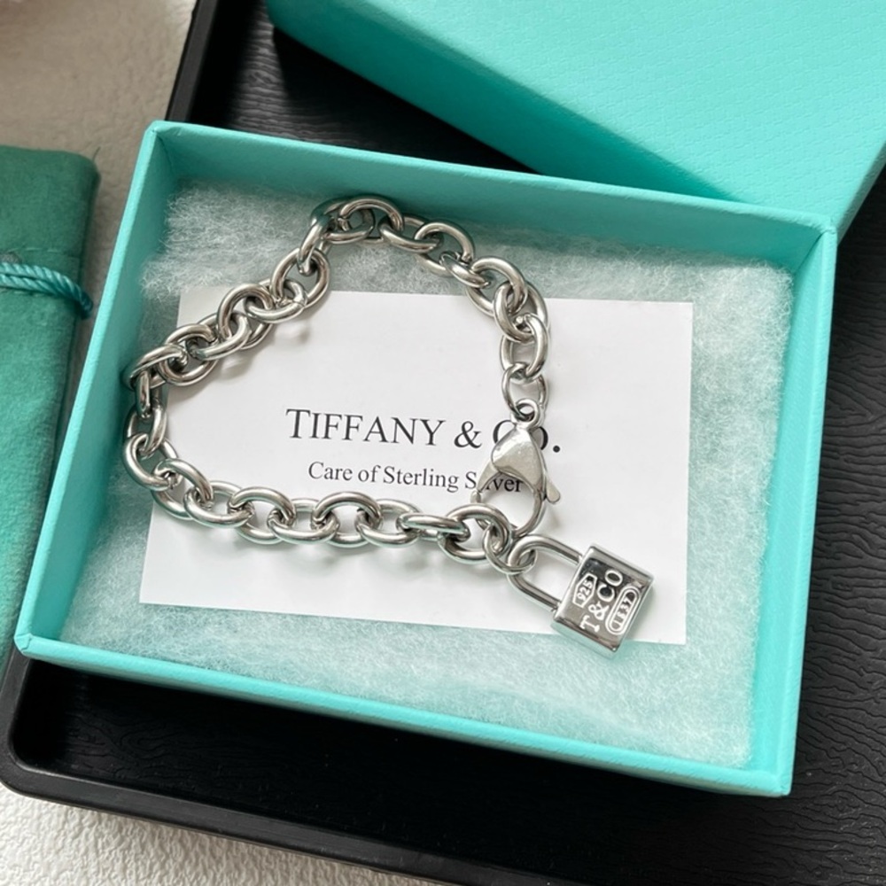 New Stainless Steel Lock Necklace and Bracelet Jewelry Set - Picture 9 of 10